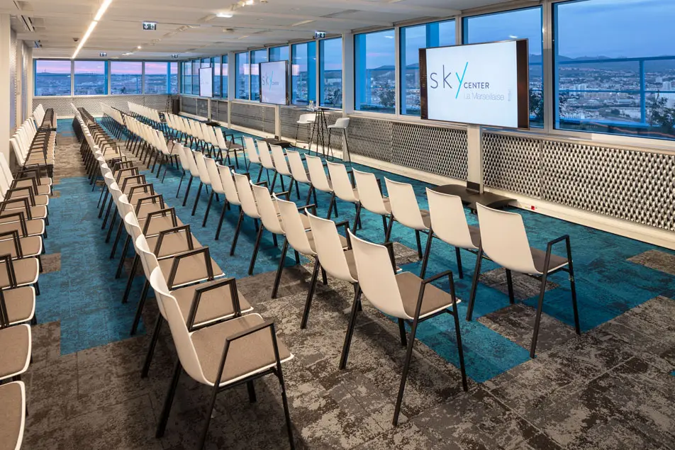 Louez une salle de réunion avec une sublime vue mer | Sky Center World Trade Center Marseille