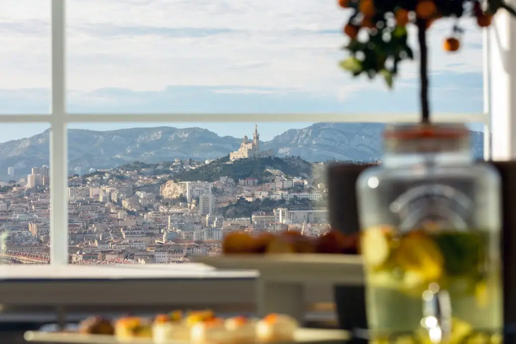 Location salle de séminaire à Marseille vue sur la Bonne Mère - Sky Center WTCMP